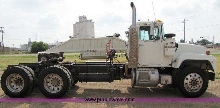 image for item 1901 1996 Mack RD690S semi truck