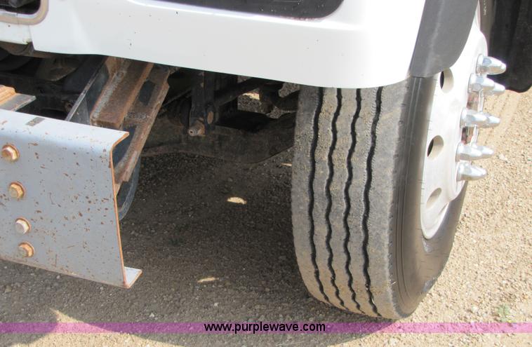 image for item 1901 1996 Mack RD690S semi truck