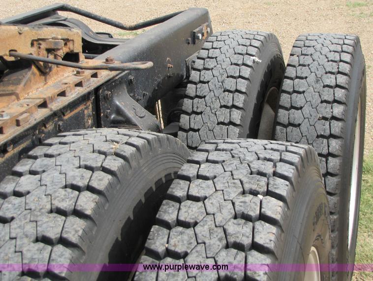 image for item 1901 1996 Mack RD690S semi truck