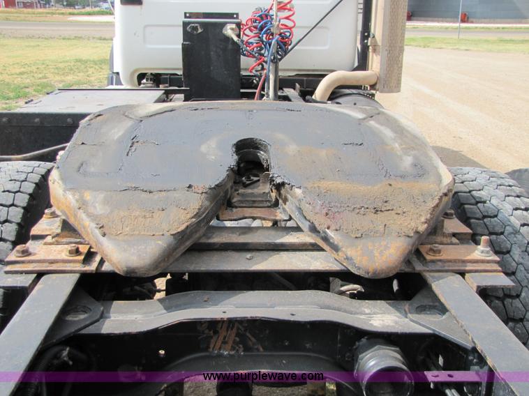 image for item 1901 1996 Mack RD690S semi truck