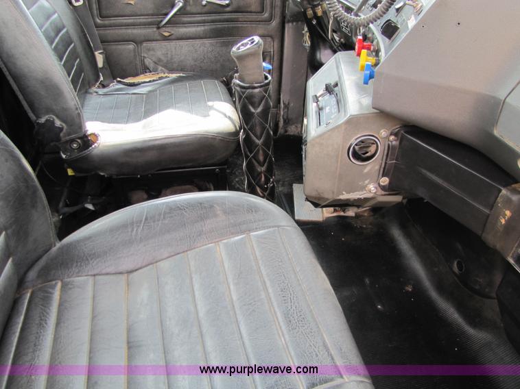 image for item 1901 1996 Mack RD690S semi truck