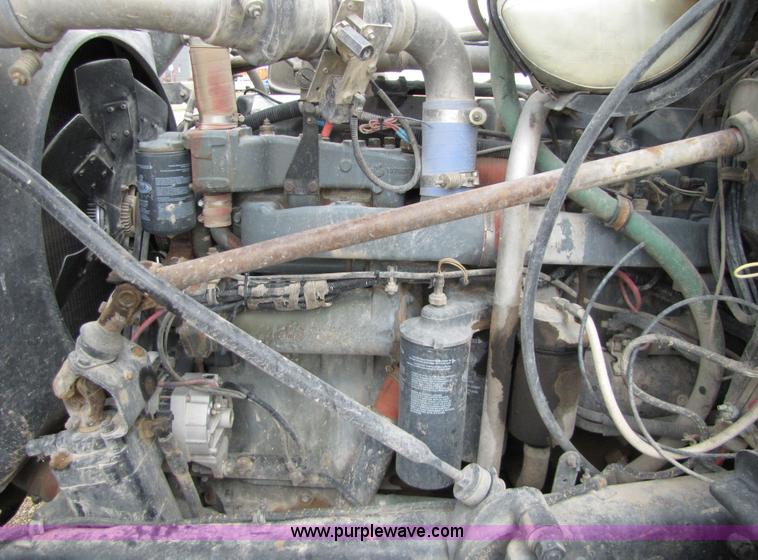 image for item 1901 1996 Mack RD690S semi truck