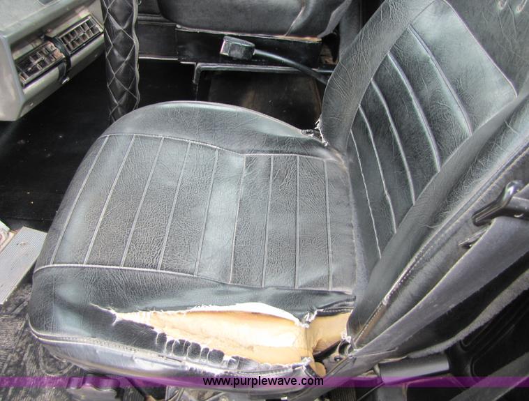 image for item 1901 1996 Mack RD690S semi truck