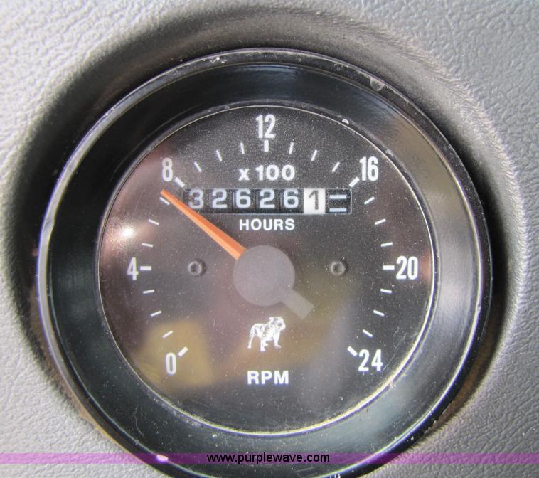 image for item 1901 1996 Mack RD690S semi truck