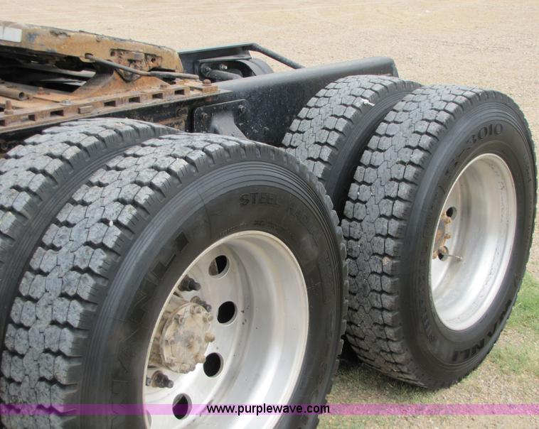 image for item 1901 1996 Mack RD690S semi truck