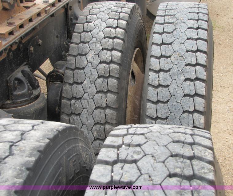 image for item 1901 1996 Mack RD690S semi truck