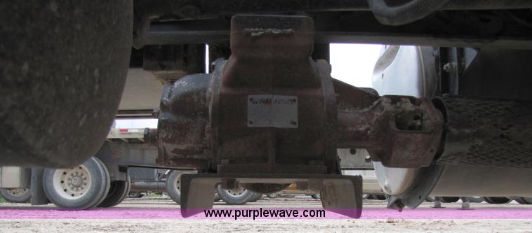 image for item 1901 1996 Mack RD690S semi truck