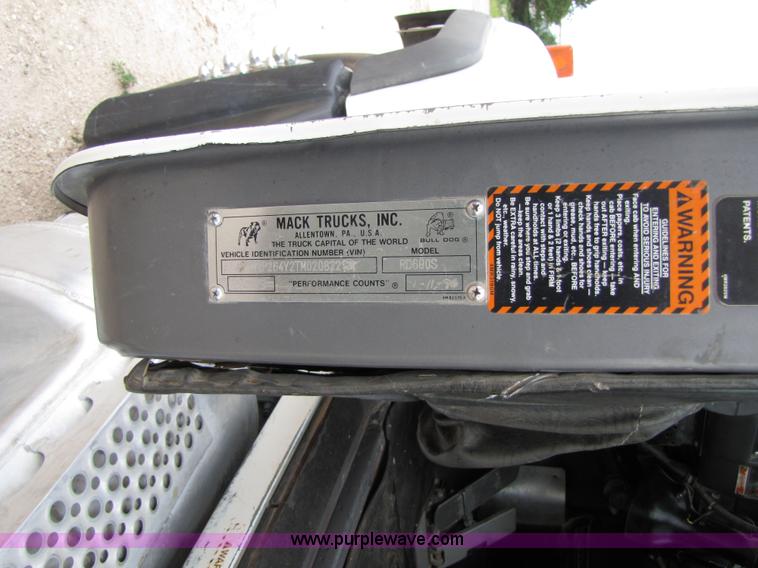 image for item 1901 1996 Mack RD690S semi truck