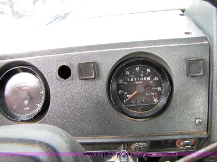 image for item 1901 1996 Mack RD690S semi truck