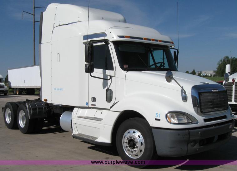 image for item 2030 2004 Freightliner Conventional Columbia 120 semi truck