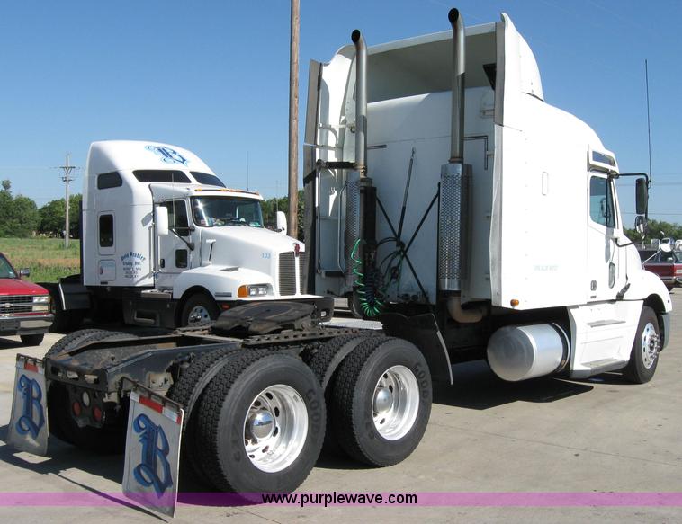 image for item 2030 2004 Freightliner Conventional Columbia 120 semi truck