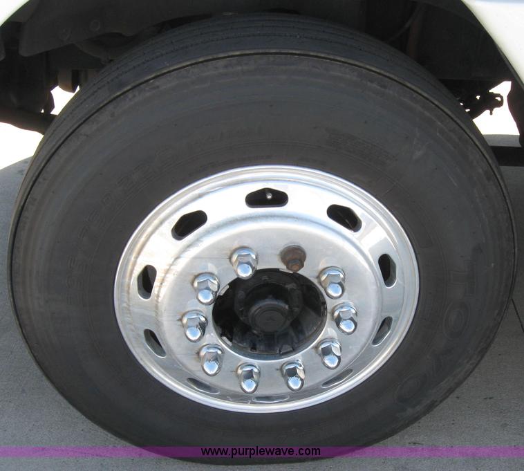 image for item 2030 2004 Freightliner Conventional Columbia 120 semi truck