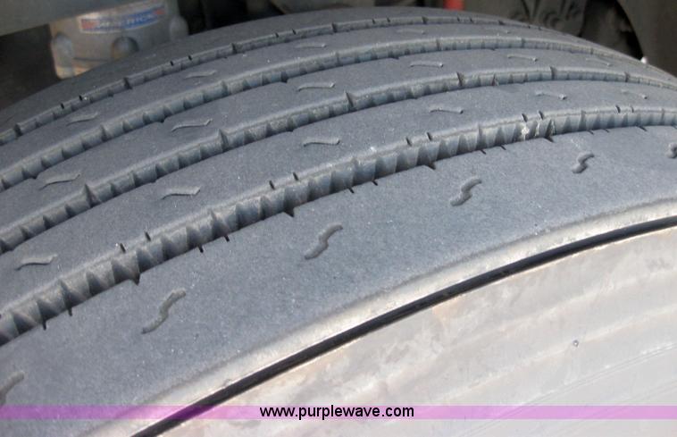 image for item 2030 2004 Freightliner Conventional Columbia 120 semi truck