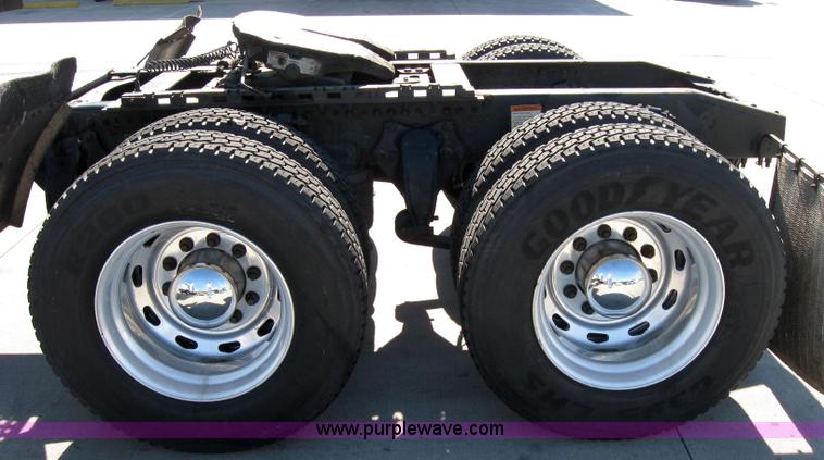 image for item 2030 2004 Freightliner Conventional Columbia 120 semi truck