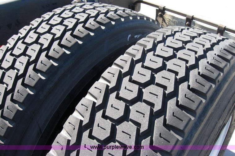 image for item 2030 2004 Freightliner Conventional Columbia 120 semi truck