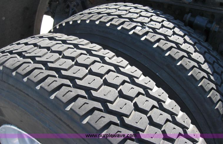 image for item 2030 2004 Freightliner Conventional Columbia 120 semi truck