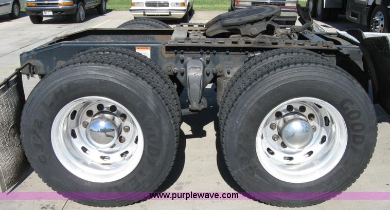 image for item 2030 2004 Freightliner Conventional Columbia 120 semi truck