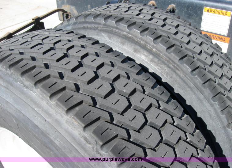 image for item 2030 2004 Freightliner Conventional Columbia 120 semi truck