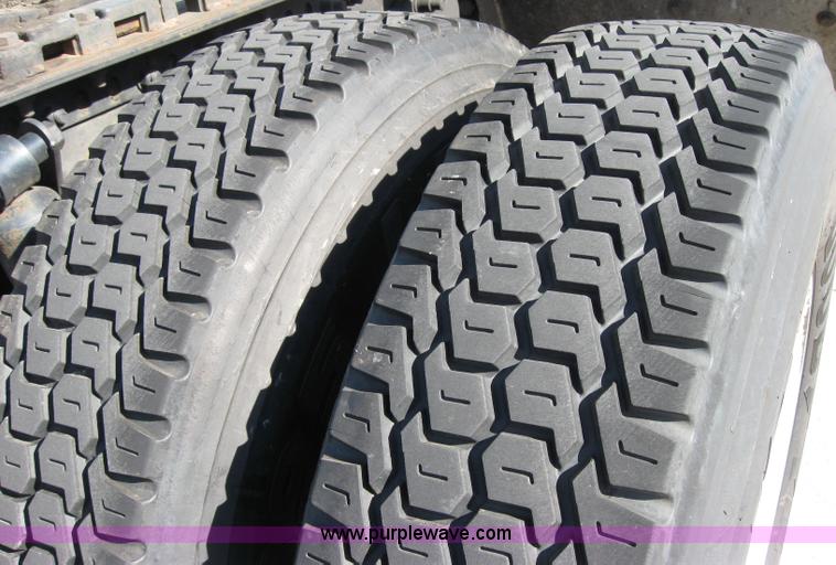 image for item 2030 2004 Freightliner Conventional Columbia 120 semi truck