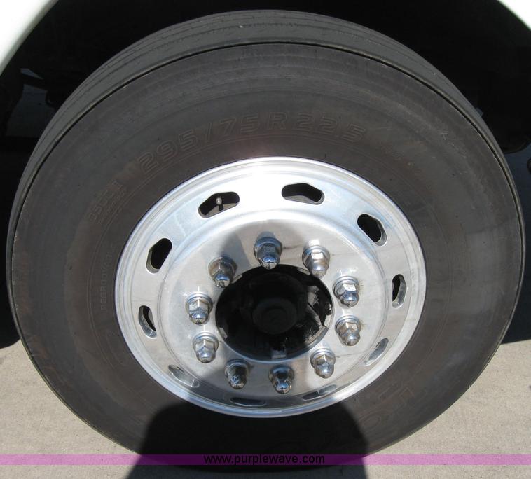 image for item 2030 2004 Freightliner Conventional Columbia 120 semi truck