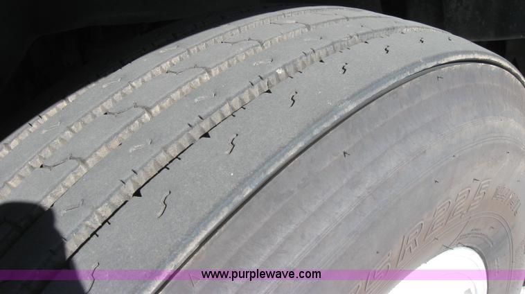 image for item 2030 2004 Freightliner Conventional Columbia 120 semi truck