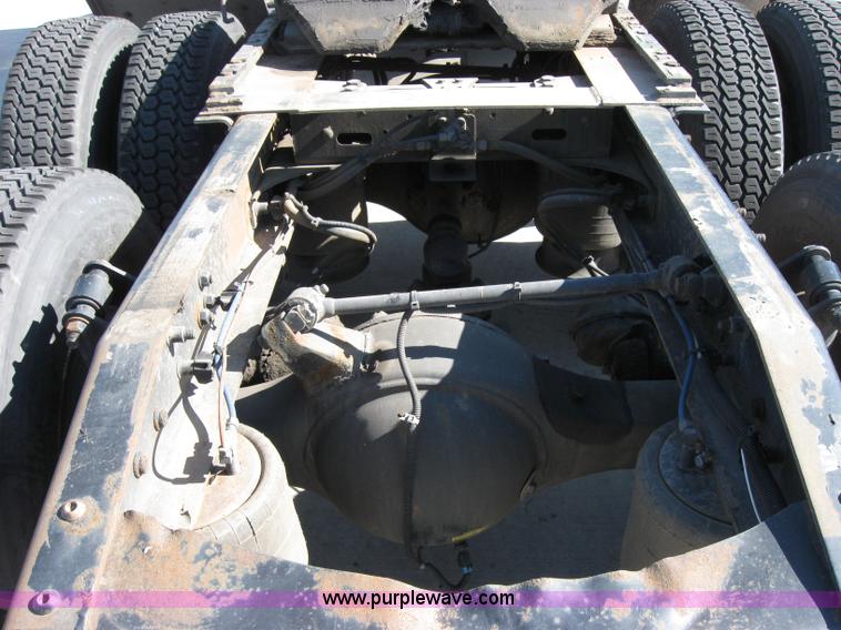 image for item 2030 2004 Freightliner Conventional Columbia 120 semi truck