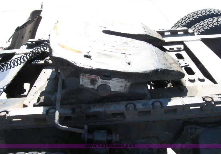 image for item 2030 2004 Freightliner Conventional Columbia 120 semi truck