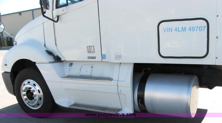 image for item 2030 2004 Freightliner Conventional Columbia 120 semi truck