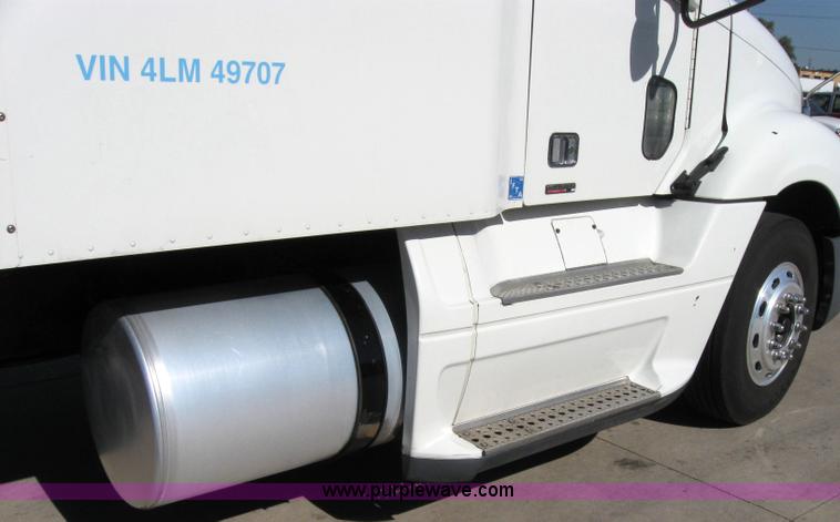 image for item 2030 2004 Freightliner Conventional Columbia 120 semi truck