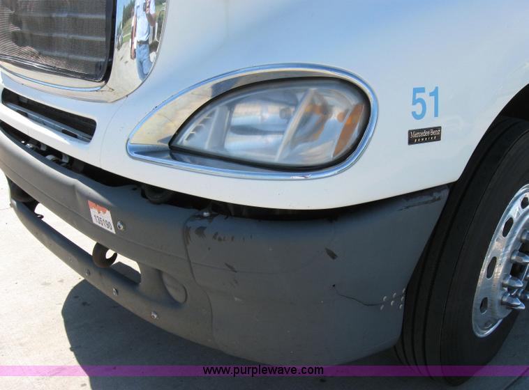 image for item 2030 2004 Freightliner Conventional Columbia 120 semi truck