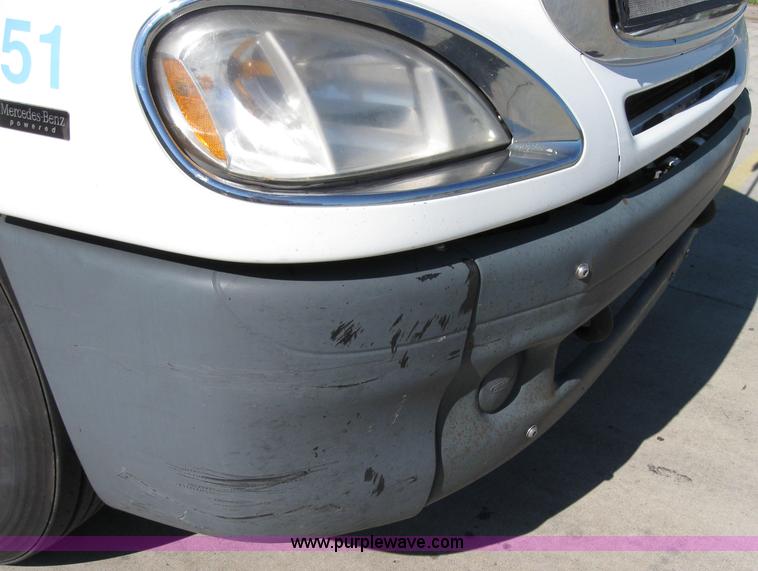 image for item 2030 2004 Freightliner Conventional Columbia 120 semi truck