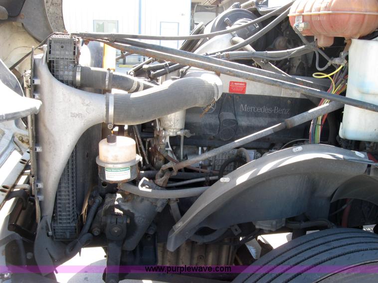 image for item 2030 2004 Freightliner Conventional Columbia 120 semi truck