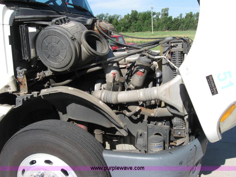 image for item 2030 2004 Freightliner Conventional Columbia 120 semi truck