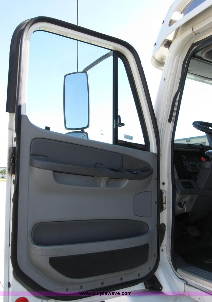 image for item 2030 2004 Freightliner Conventional Columbia 120 semi truck