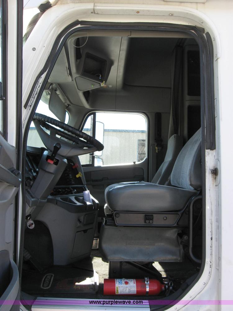 image for item 2030 2004 Freightliner Conventional Columbia 120 semi truck