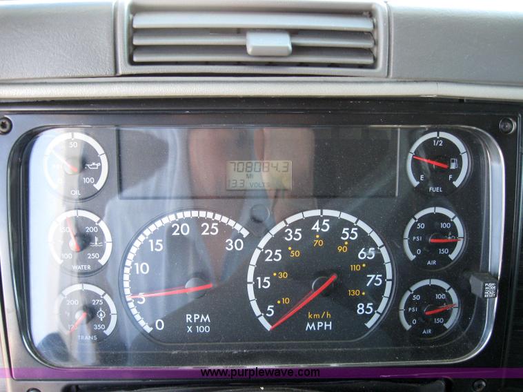 image for item 2030 2004 Freightliner Conventional Columbia 120 semi truck