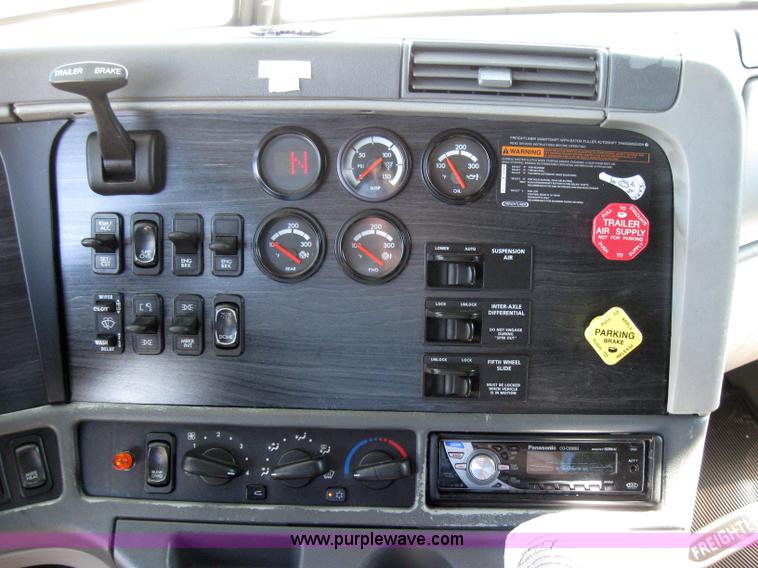 image for item 2030 2004 Freightliner Conventional Columbia 120 semi truck