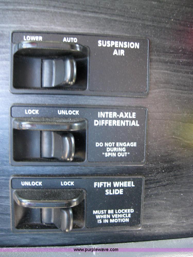 image for item 2030 2004 Freightliner Conventional Columbia 120 semi truck