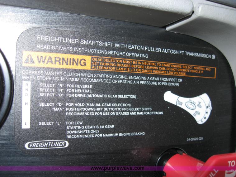 image for item 2030 2004 Freightliner Conventional Columbia 120 semi truck