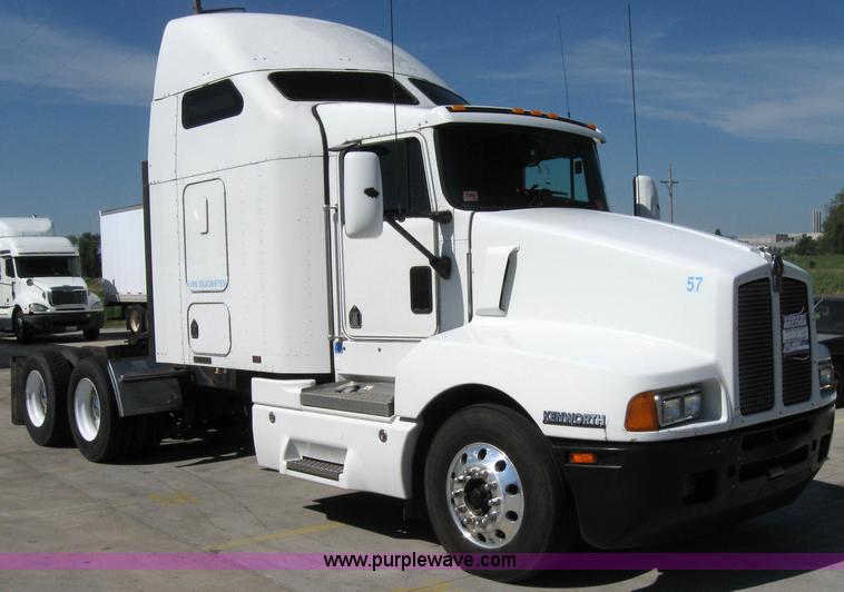 image for item 2031 2005 Kenworth Construct T600 semi truck