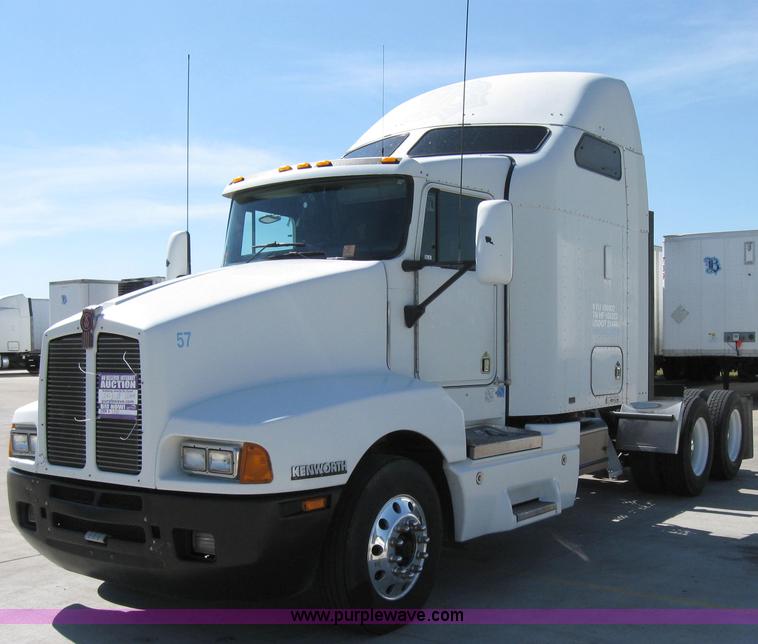 image for item 2031 2005 Kenworth Construct T600 semi truck