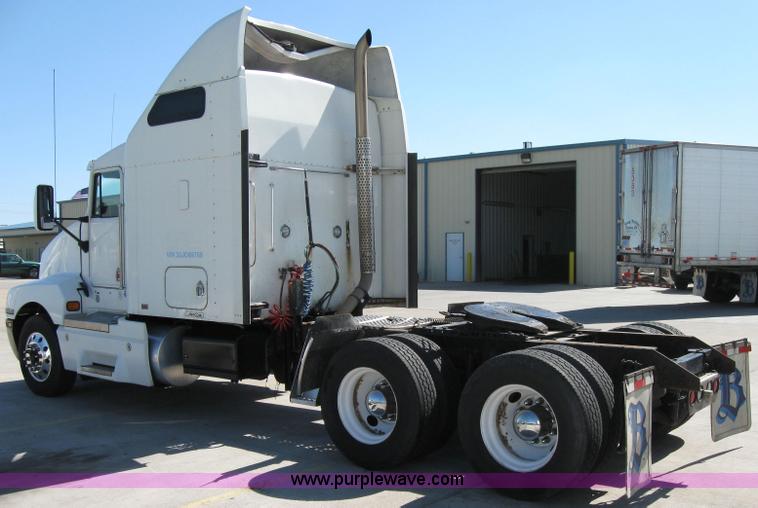 image for item 2031 2005 Kenworth Construct T600 semi truck