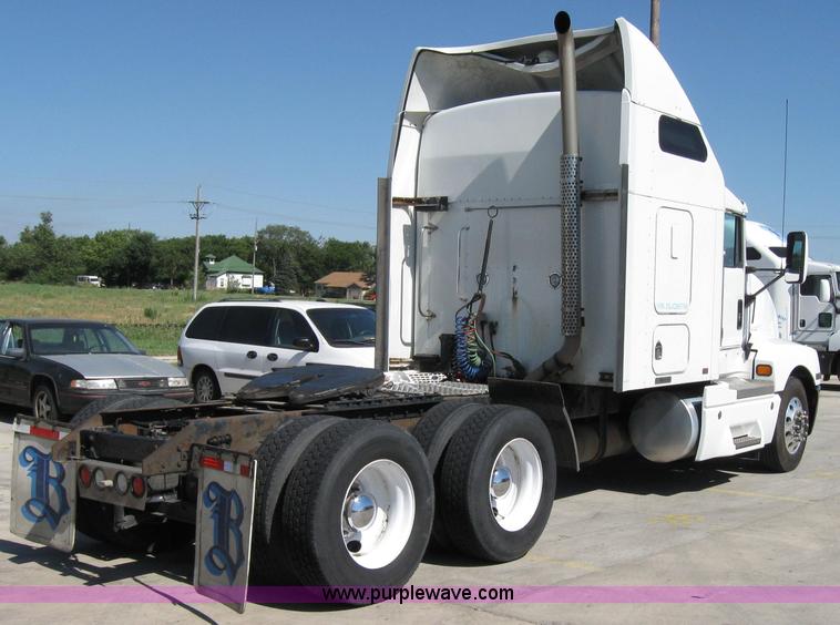 image for item 2031 2005 Kenworth Construct T600 semi truck