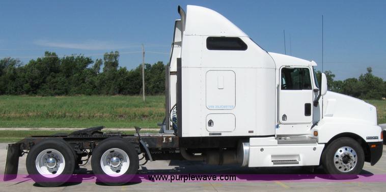 image for item 2031 2005 Kenworth Construct T600 semi truck