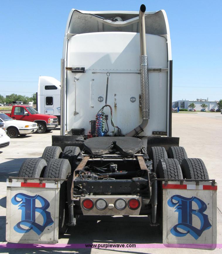 image for item 2031 2005 Kenworth Construct T600 semi truck