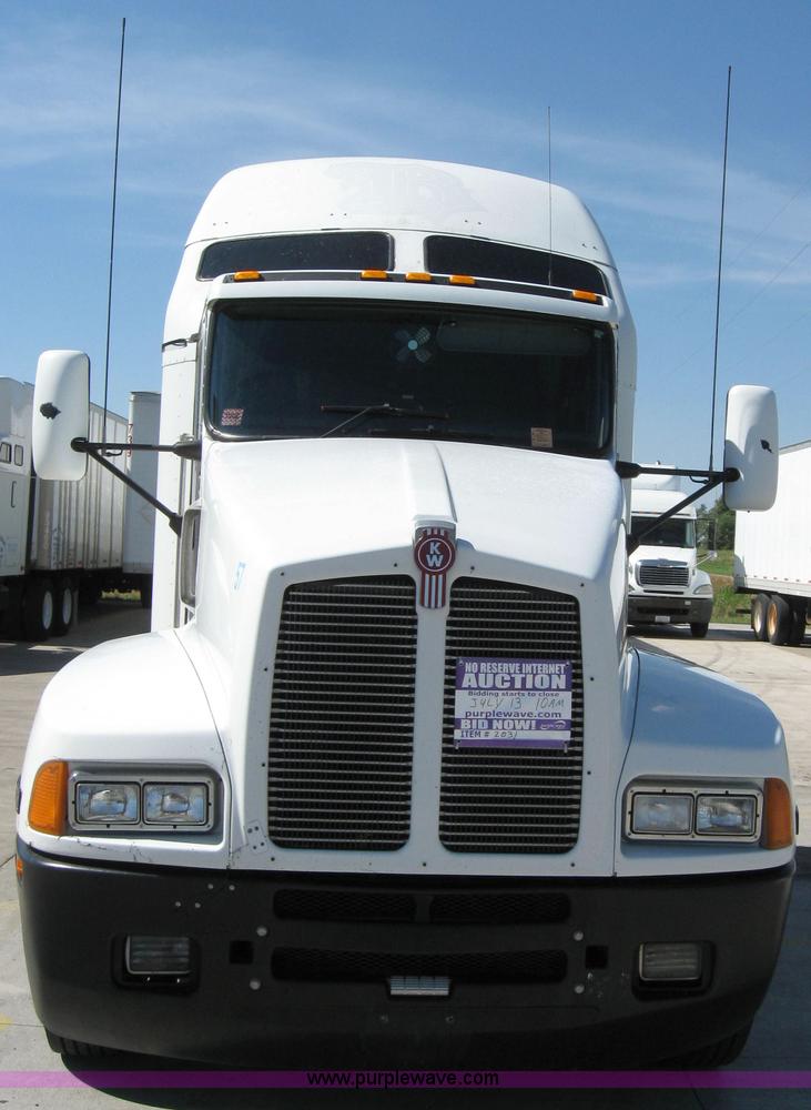 image for item 2031 2005 Kenworth Construct T600 semi truck