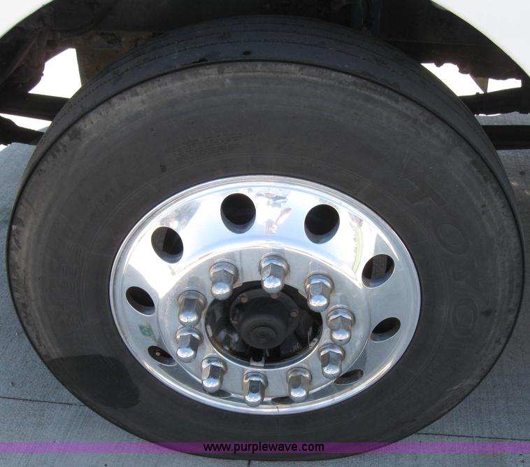 image for item 2031 2005 Kenworth Construct T600 semi truck