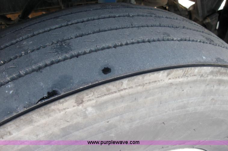 image for item 2031 2005 Kenworth Construct T600 semi truck