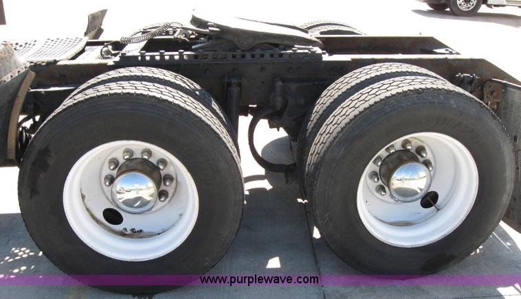 image for item 2031 2005 Kenworth Construct T600 semi truck