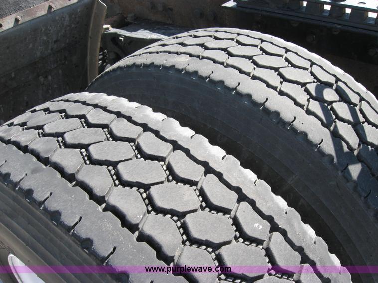 image for item 2031 2005 Kenworth Construct T600 semi truck